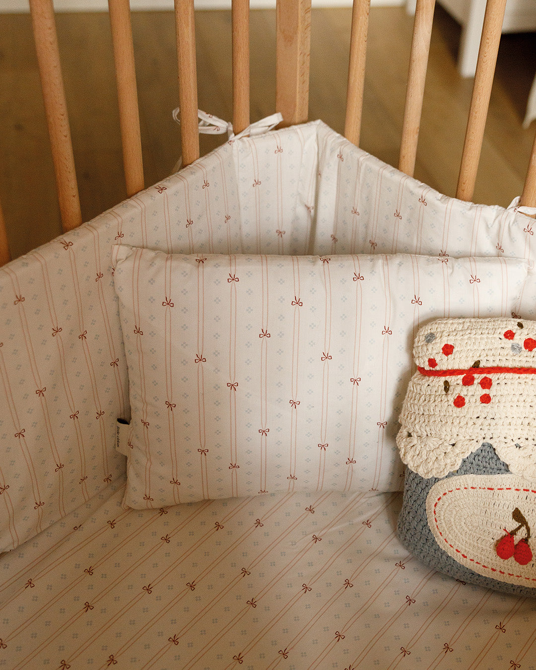 Crib bumper Tiny Bows